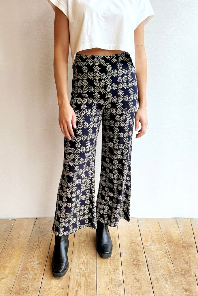 The dance pant in navy scattered daisy
