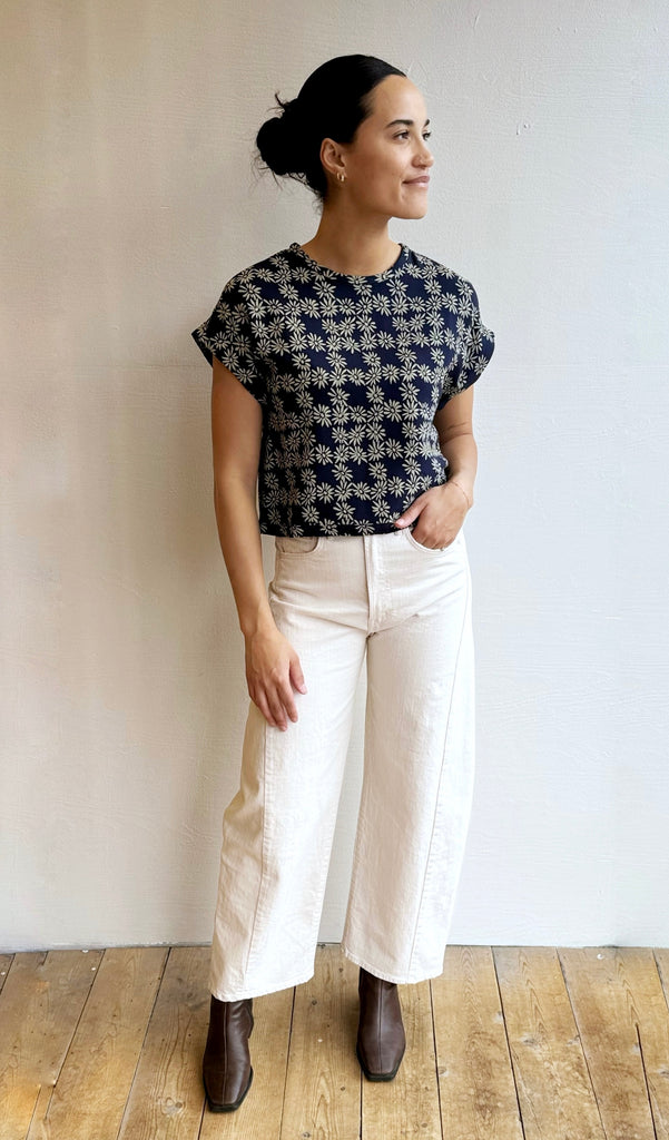 The wander top in navy scattered daisy