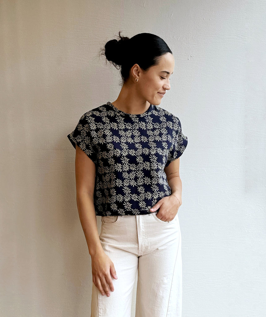The wander top in navy scattered daisy