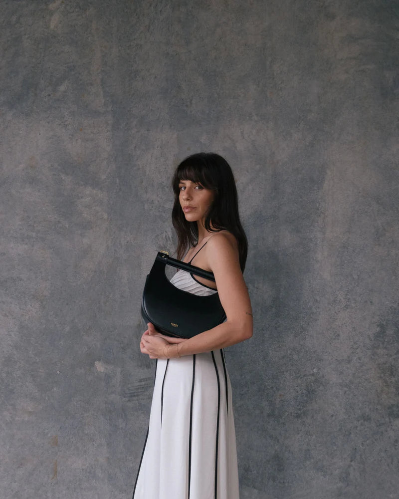 The Almaria halfmoon in black