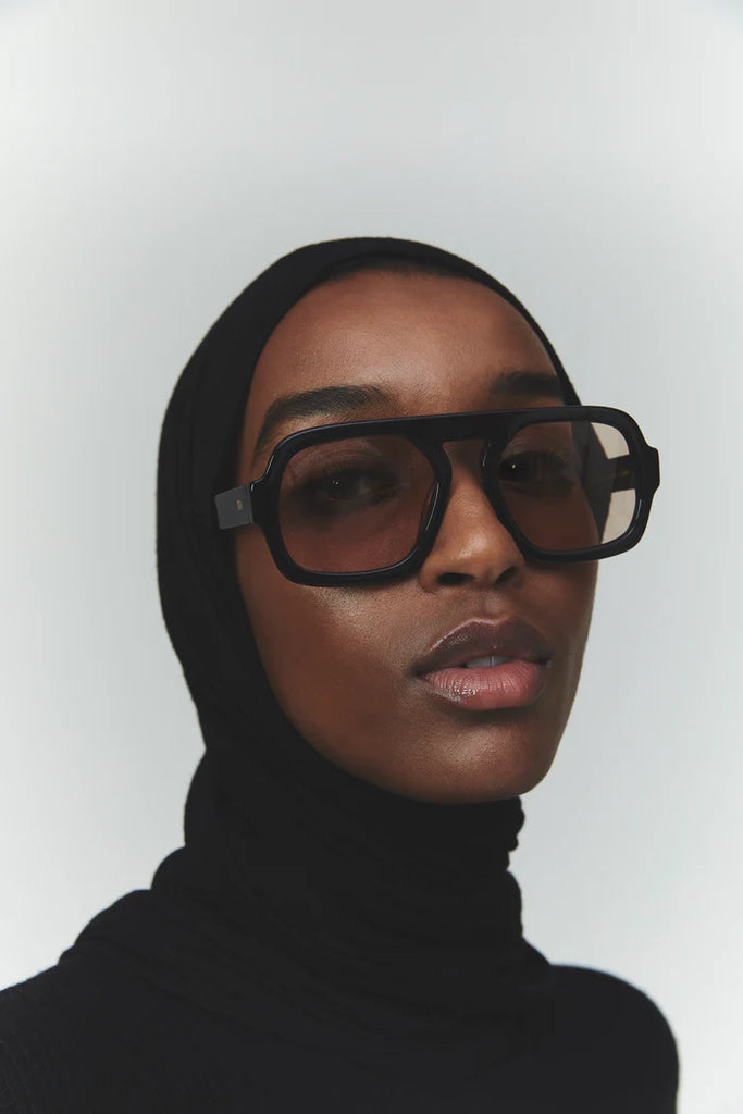 Jane in Gloss Black w Light Brown Lens