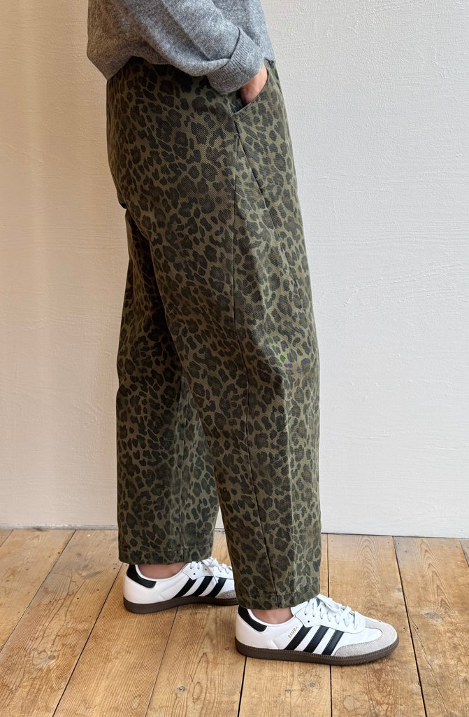 Arc Pants in fern leopard
