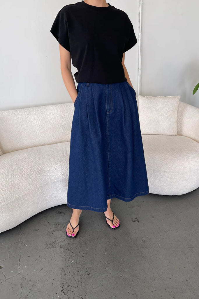 Jeanne Tee in black